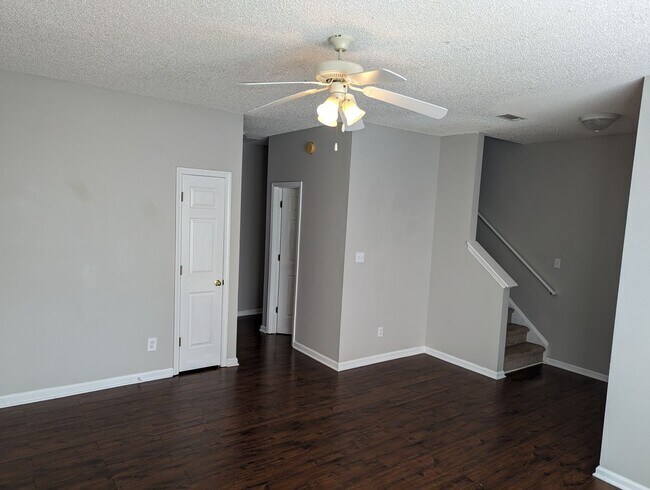 Building Photo - **PRICE IMPROVEMENT**5020 Oakley Commons B...