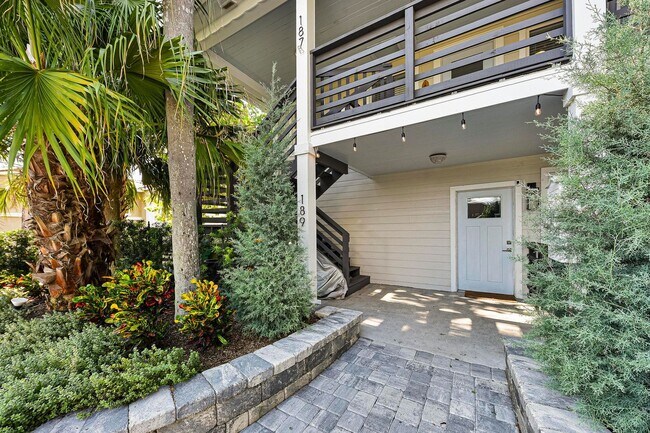 Foto del edificio - Beautifully Renovated FULLY FURNISHED 3 BR...