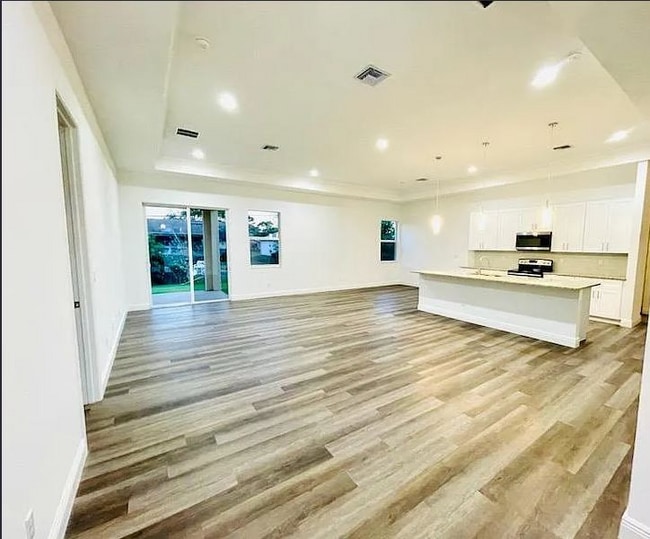 Building Photo - 579 SW Paar Dr