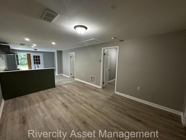Building Photo - North Memphis Cutie!!! Section 8 Friendly,...