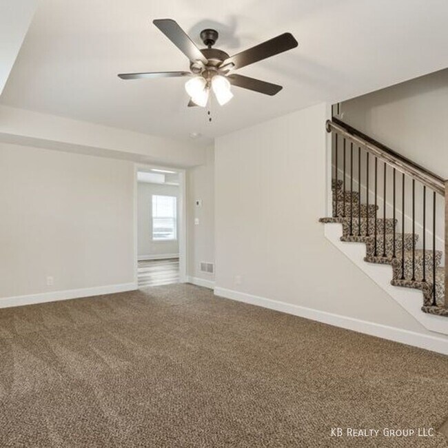 Building Photo - Newer 3 Bed Duplex in Blue Springs; Lee's ...