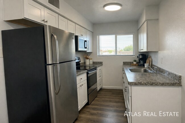 Foto del edificio - 1045 E University Dr