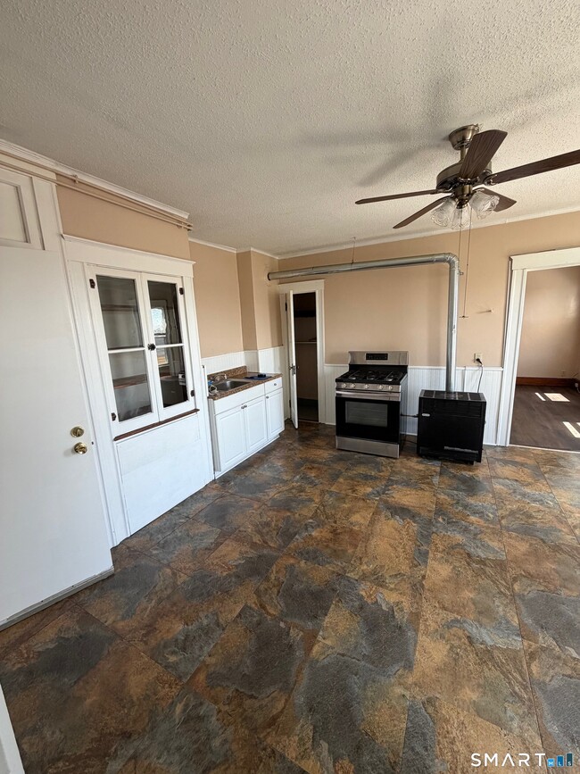 Building Photo - 60 Booth St