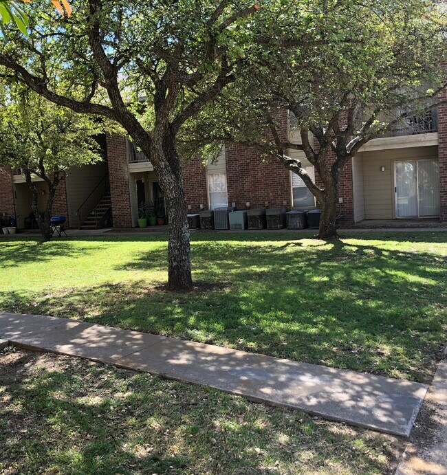 Grounds and common area - 1099 Lago Vista Blvd