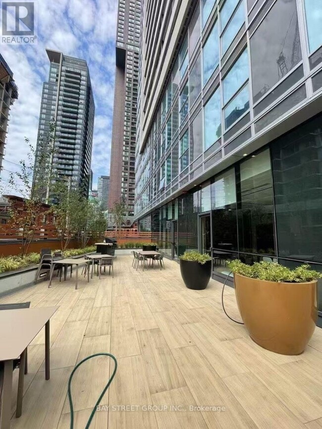 Building Photo - 609 Sherbourne St