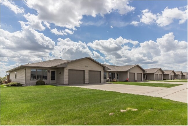 Building Photo - 1700 Country Dr