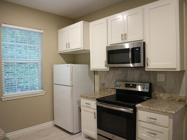 Building Photo - 1306 S Austin St