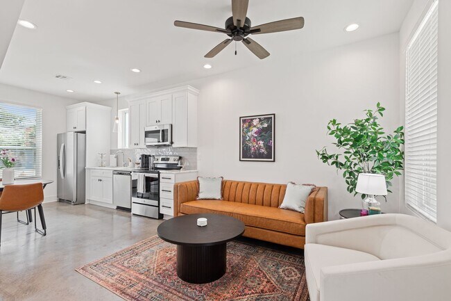 Foto del edificio - FULLY FURNISHED RENTAL!!