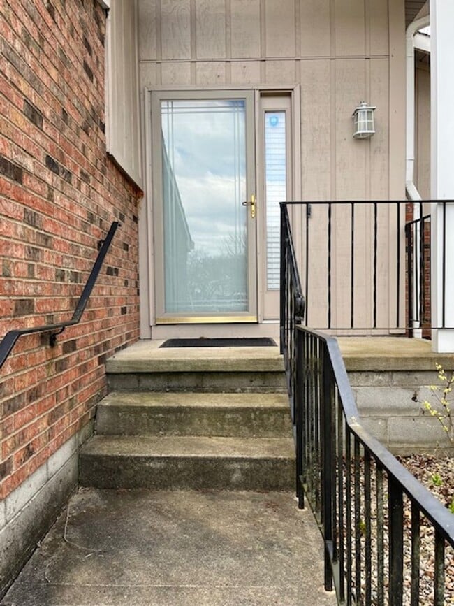 Building Photo - Beautifully remodeled 3 bedroom, 2.5 bath, 2 car garage