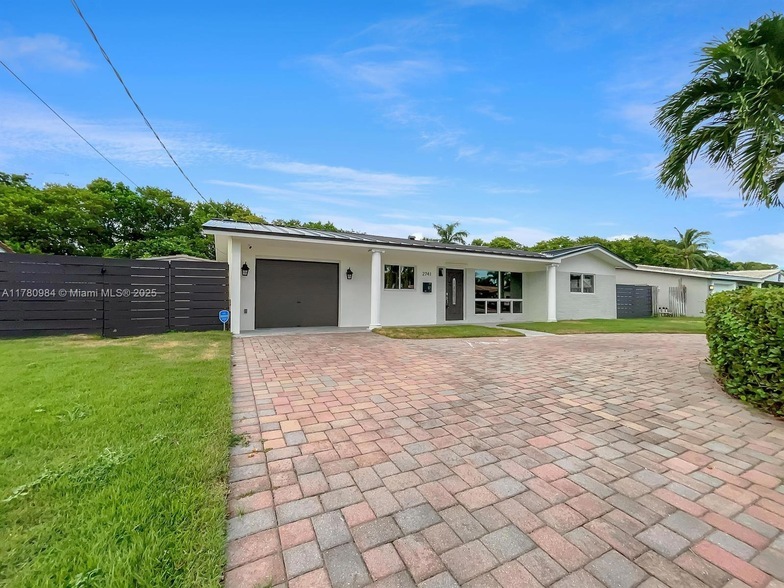 Foto principal - 2741 NE 53rd Ct