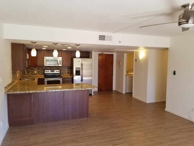 Building Photo - Fabulous 2 Bed - 2 Bath Condo in South Sco...