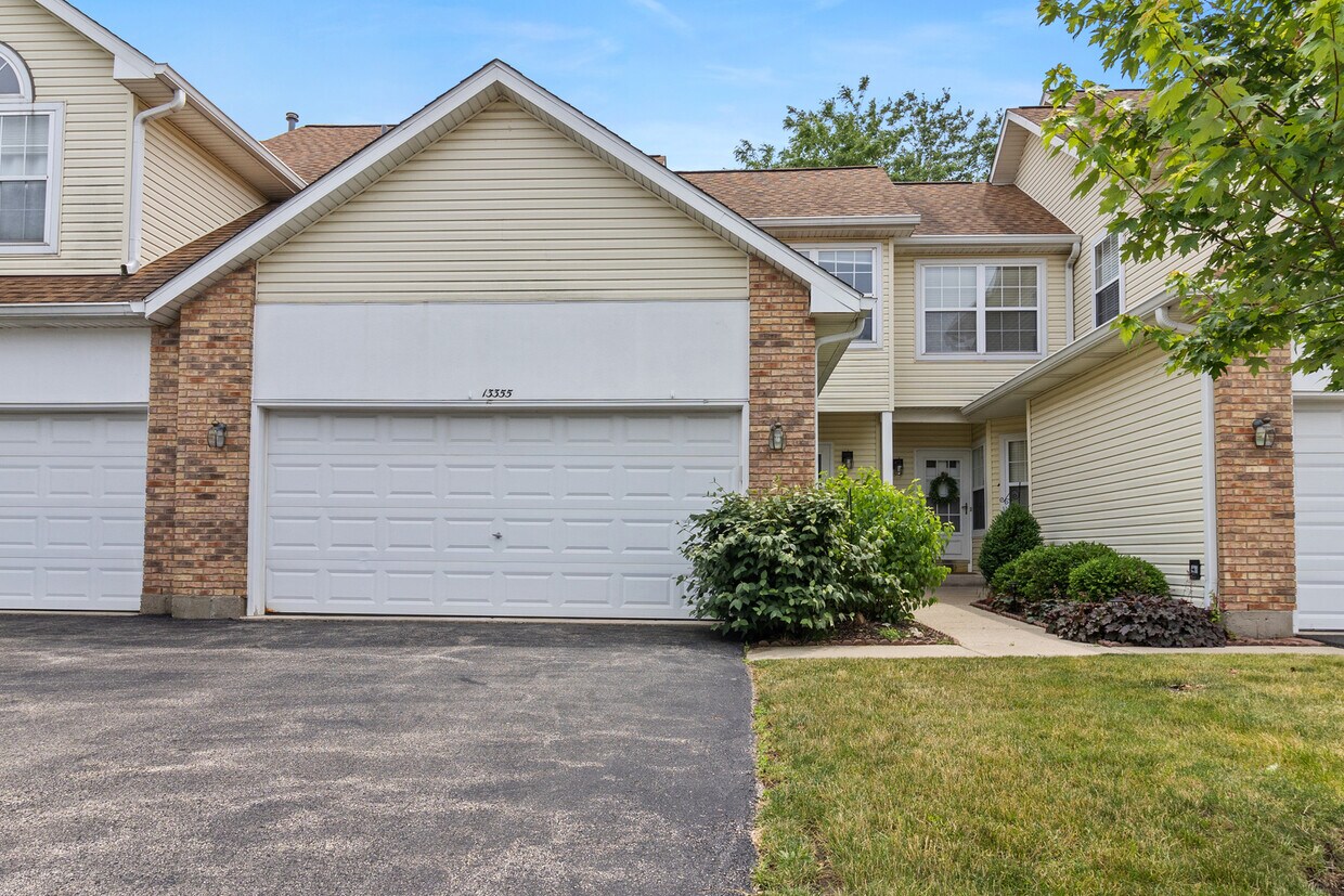13355 W Heiden Cir, Lake Bluff, IL 60044 Townhome Rentals in Lake