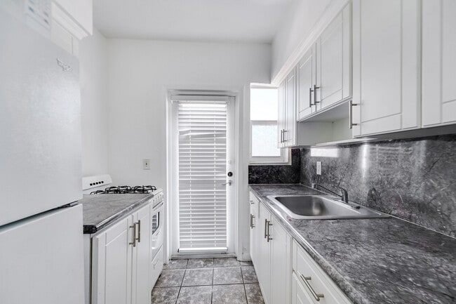 Photo - 6930 Rue Versailles Dr Apartment