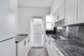 Building Photo - 6930 Rue Versailles Dr