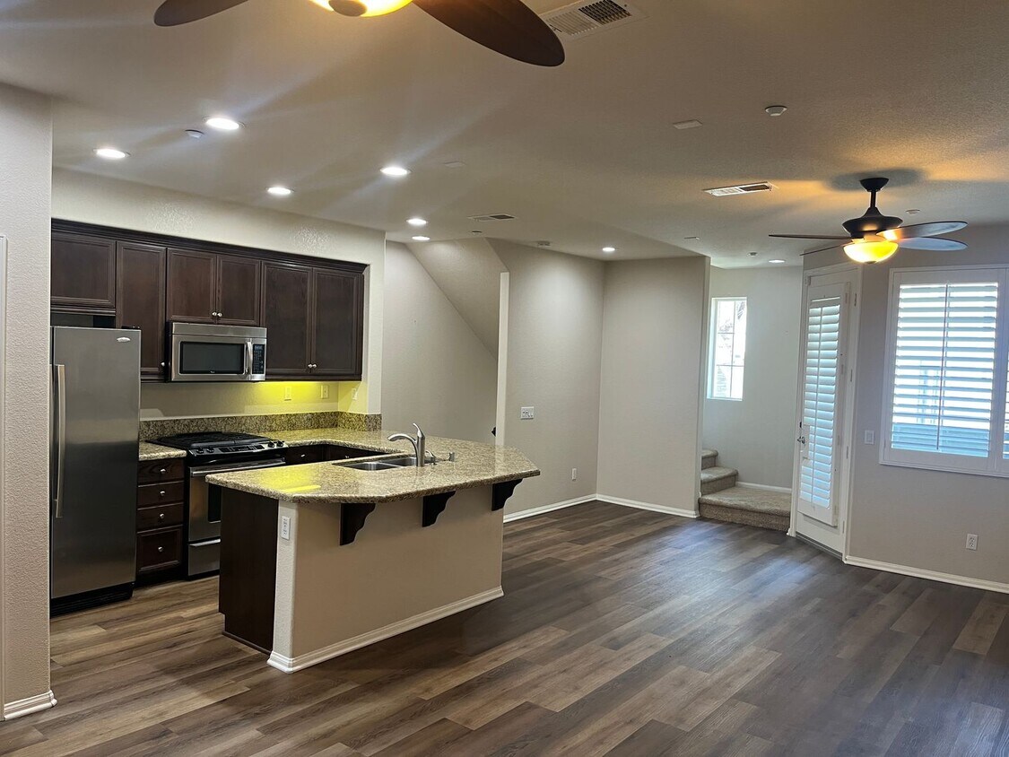 Building Photo - 2bd/2.5ba Townhouse with A/C in San Elijo ...