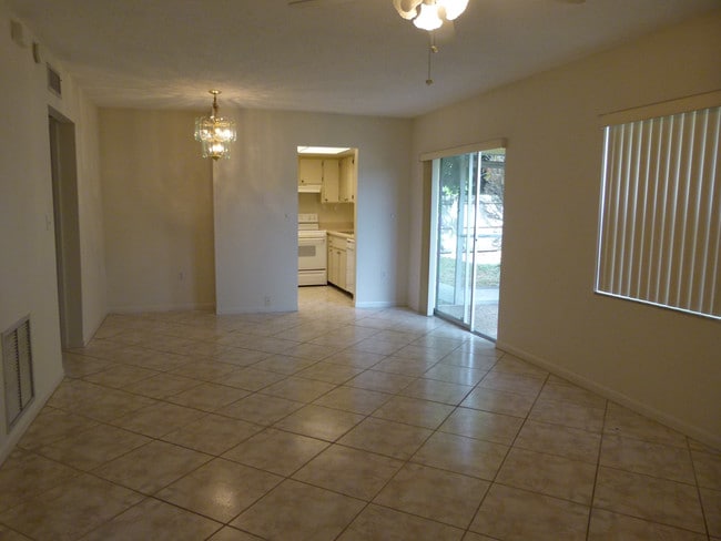Building Photo - 3305 Camelot Dr