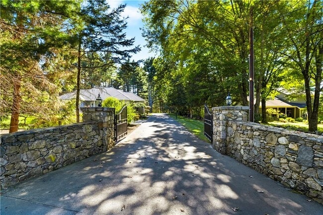 Building Photo - 9 Ridge Rd