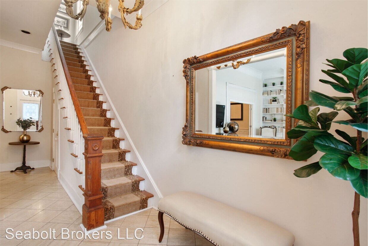 Foto principal - 5 br, 2.5 bath House - 417 E Bay St