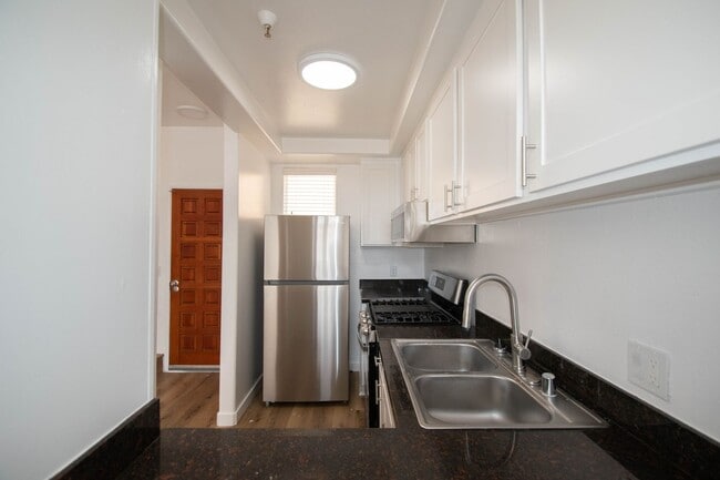 Building Photo - 425 N Alvarado St