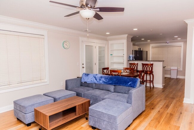 Building Photo - 2 Bedroom/ 2 bath - entry level END UNIT with side balcony- Fully Furnished