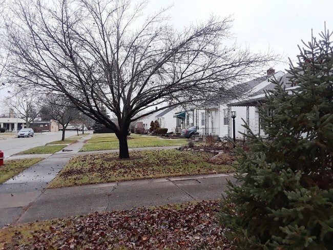 Building Photo - Charming home in Harper Woods