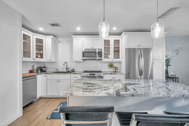 Building Photo - 4728 Beach Dr SE