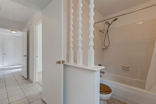 Foto del edificio - 6011 Coachgate Dr