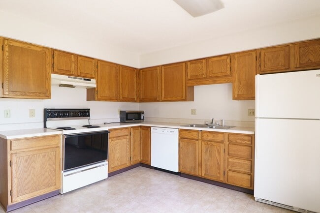 Building Photo - 2 Bedroom Townhome Available August 1st, 2026!