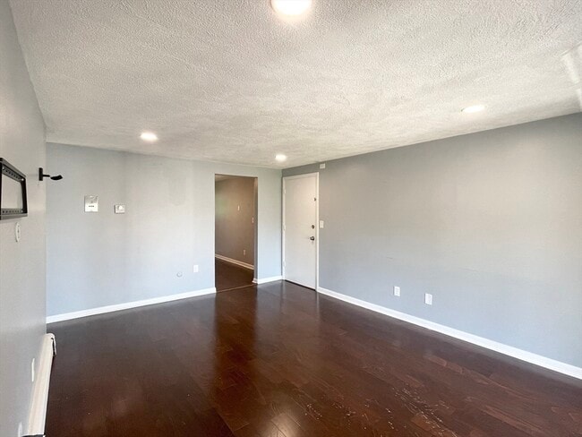 Building Photo - 4 Woodcrest Ct