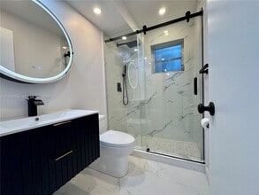 Building Photo - 160 SW 30th Ave