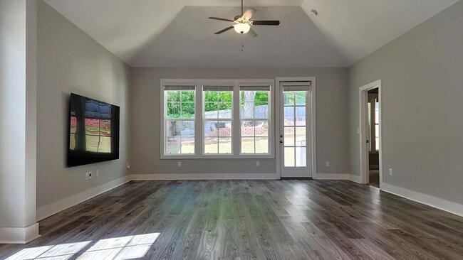 Building Photo - 648 Village Dr
