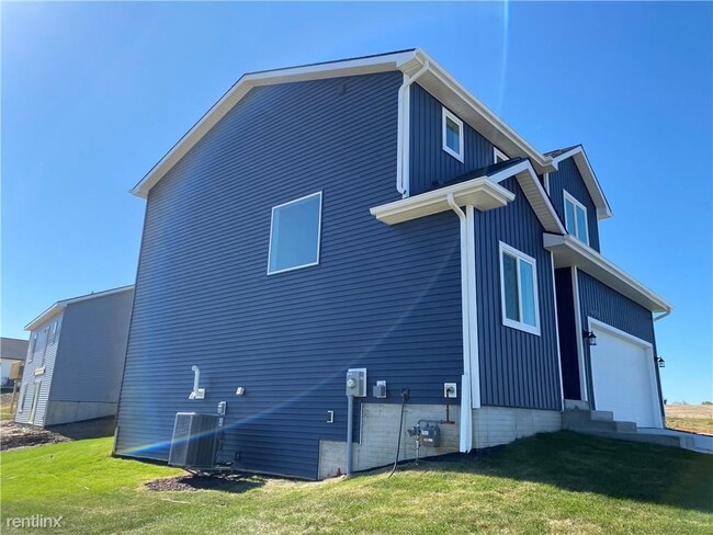 Building Photo - 3 br, 2.5 bath House - 16615 Oakwood Dr 46...