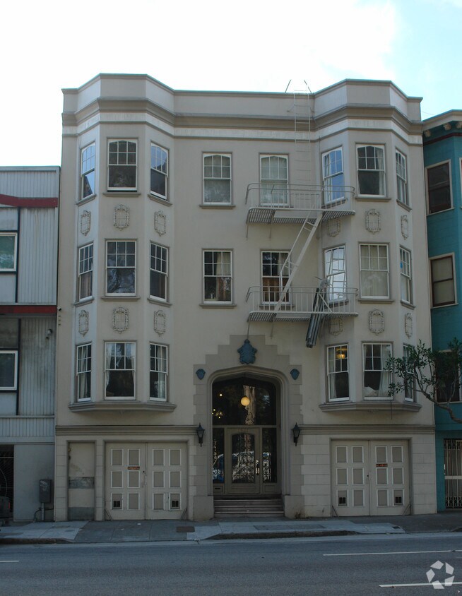 Building Photo - 1865 Oak St