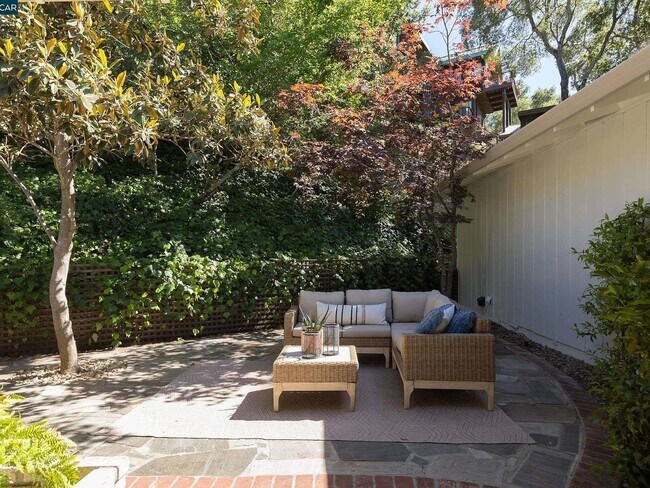 Building Photo - 28 Moraga Via