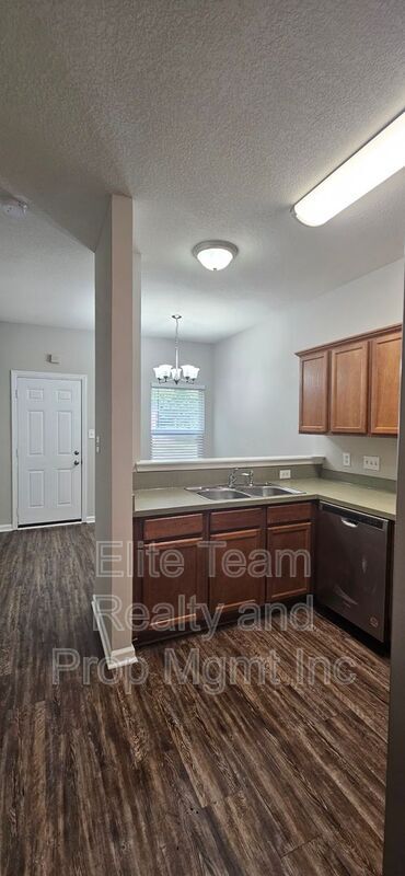 Building Photo - 2715 Meadow Knoll Dr