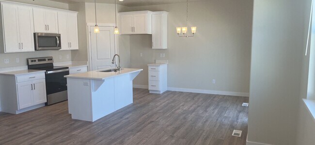 Building Photo - Brand New Townhome on Hilltop Haven