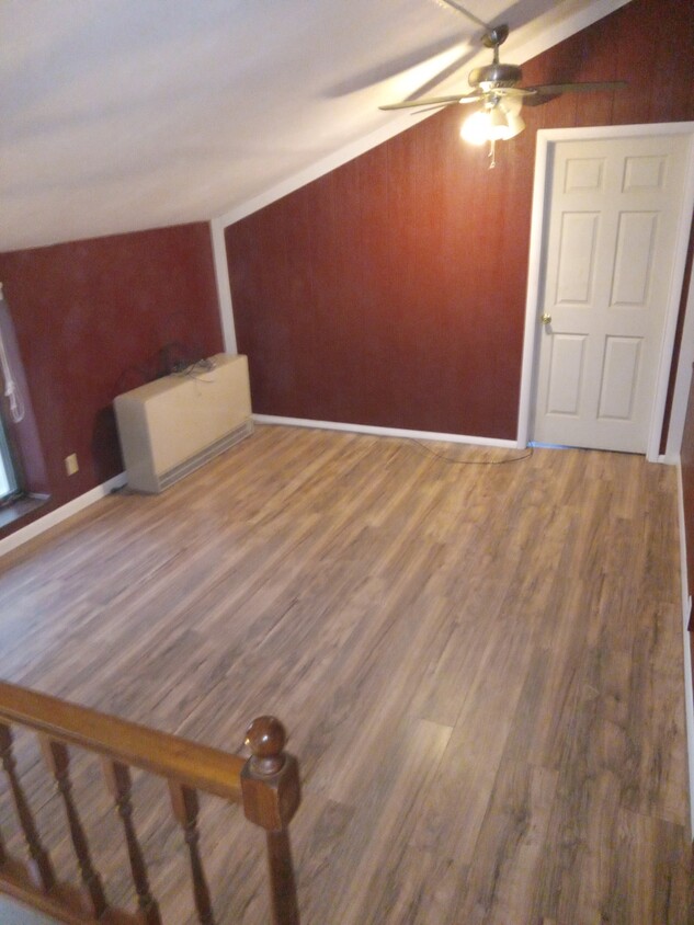 Vaulted living room with view of the yard and trees - 14 Battle St