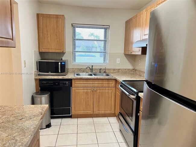 Building Photo - 13944 Kendale Lakes Dr
