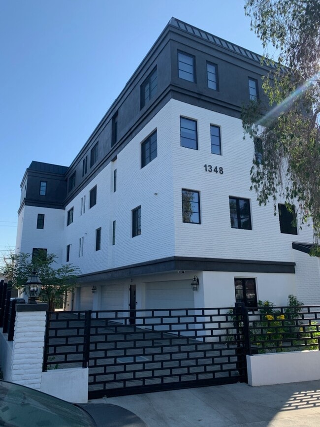 Building Photo - 1348 S Burnside Ave