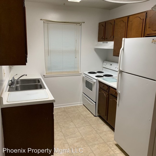 Building Photo - 2203 Oakwood Dr