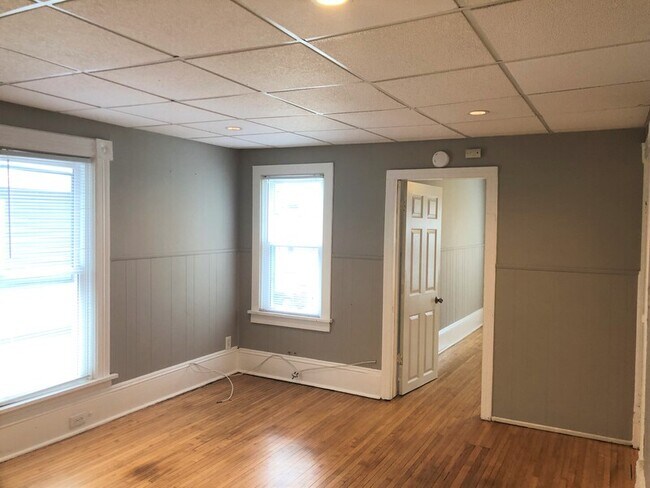 Building Photo - 338 Moseley St