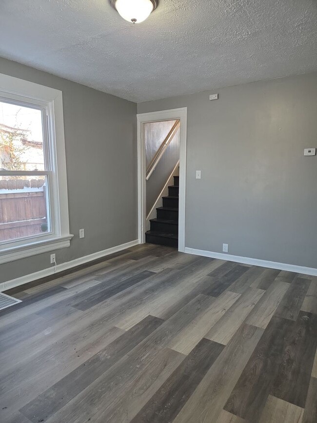 Building Photo - Quaint 3 bed 1.5 bath with detached garage close to everything