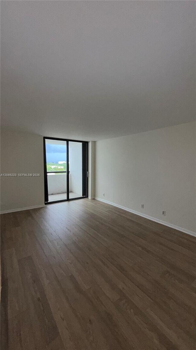 Building Photo - 2555 Collins Ave