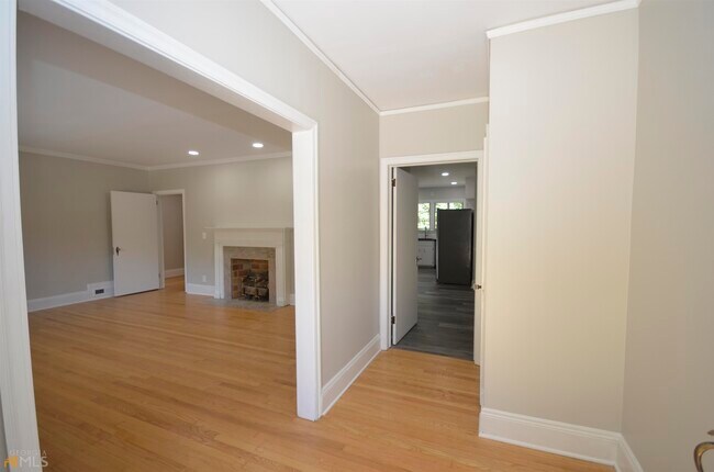 Building Photo - 205 Oakland St