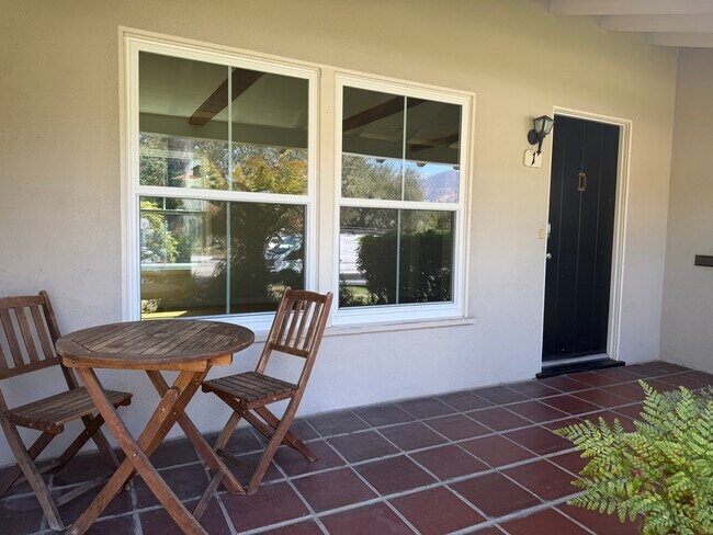 Foto del edificio - 1220 E Glenoaks Blvd