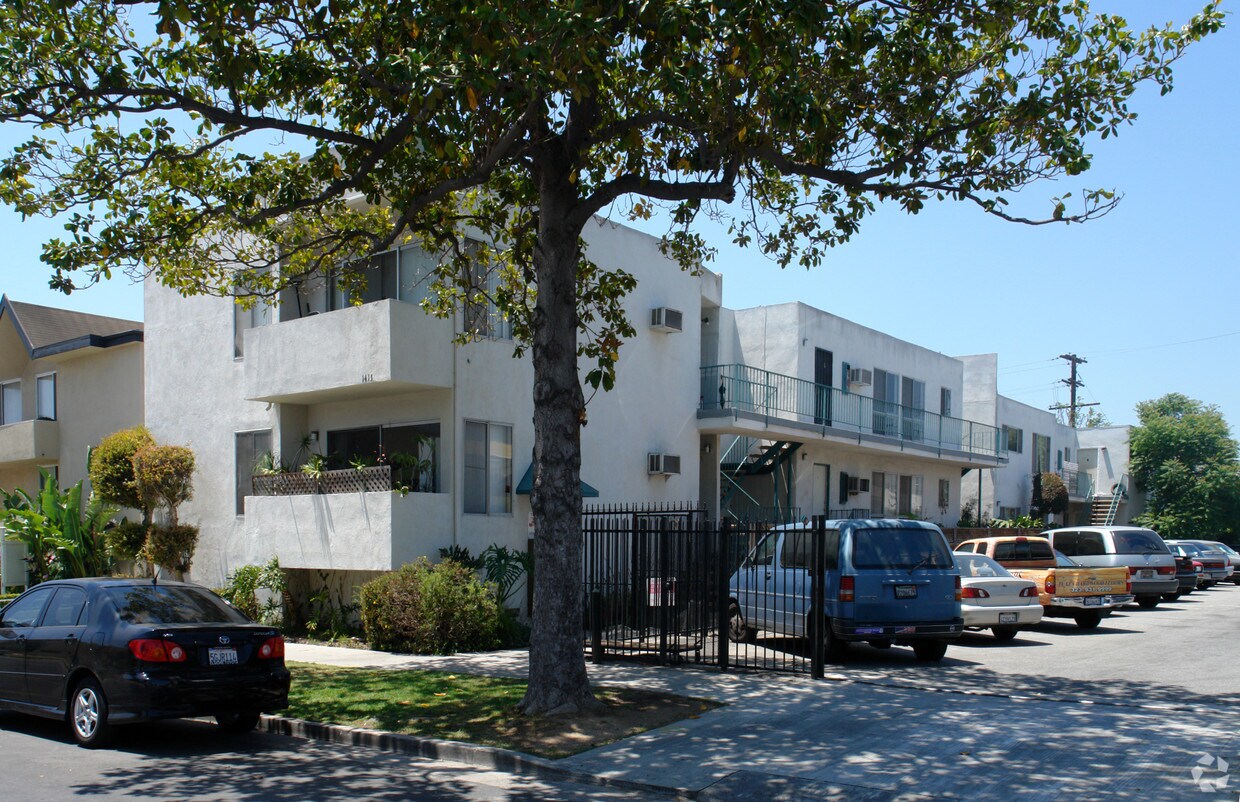 Building Photo - 1415 S Point View