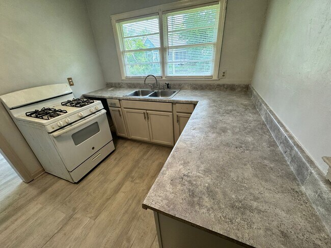 Building Photo - 327 Woolfolk St