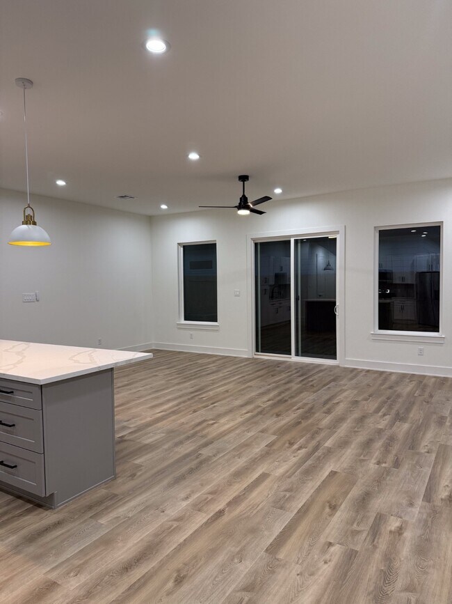 Foto del edificio - 9005 Comal St