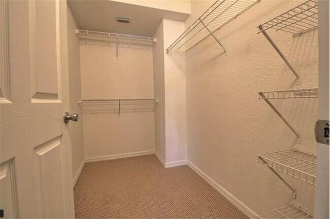 Foto del edificio - 6372 W Sample Rd