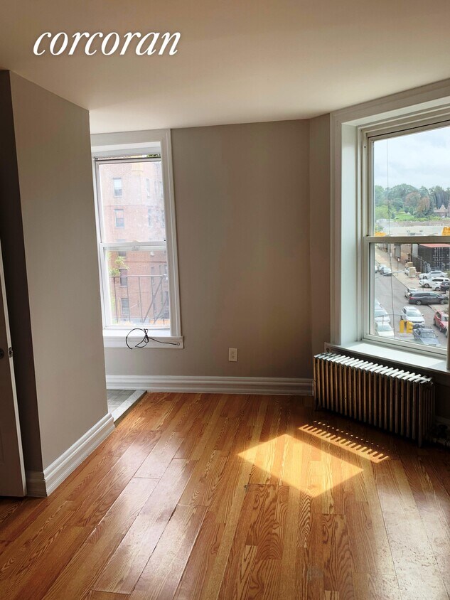 Primary Photo - 740 4th Ave
